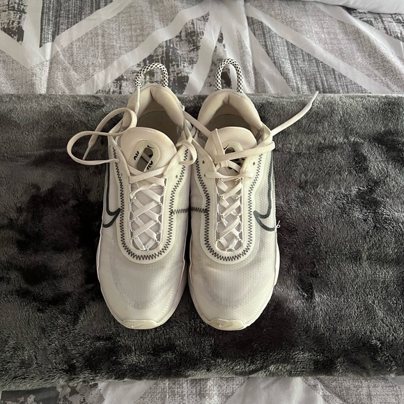 Nike tennis shoes - Picture 2 of 3